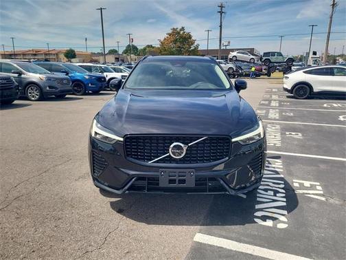2024 Volvo XC60 B5 Core Dark Theme