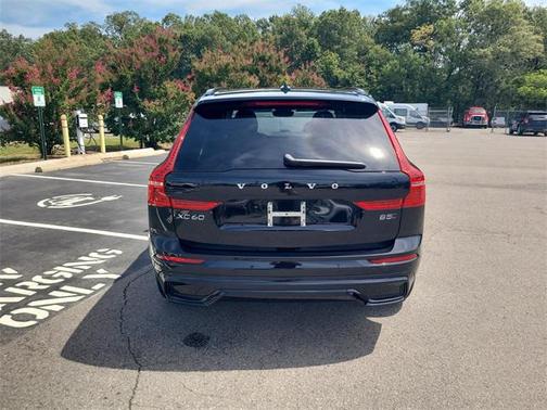 2024 Volvo XC60 B5 Core Dark Theme
