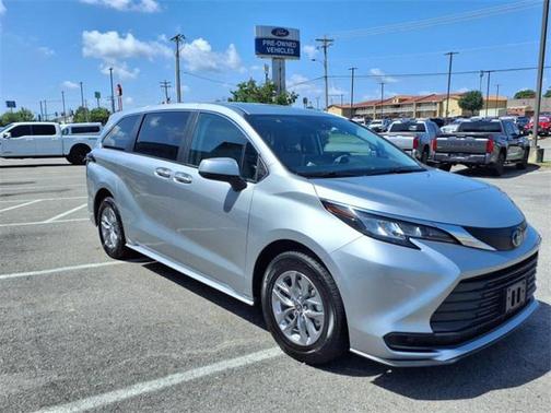 2023 Toyota Sienna LE