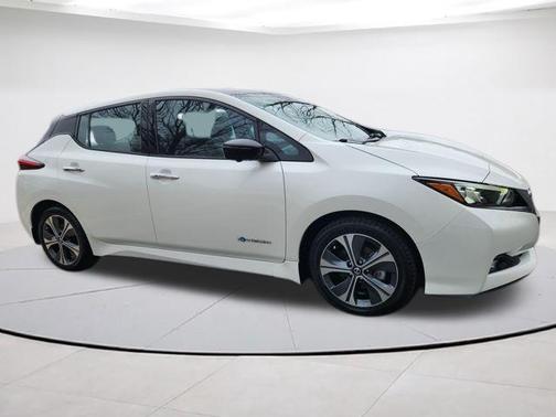 White / Black 2019 Nissan Leaf SL