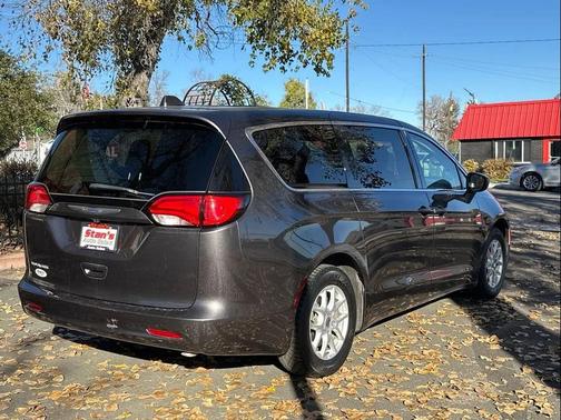 2020 Chrysler Voyager LX