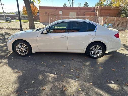 2015 INFINITI Q40 Base