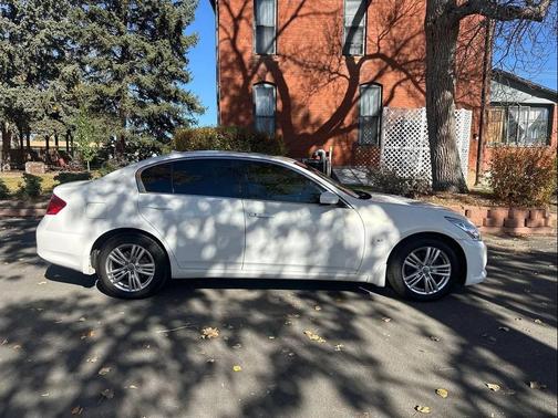 2015 INFINITI Q40 Base