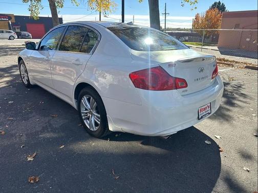 2015 INFINITI Q40 Base