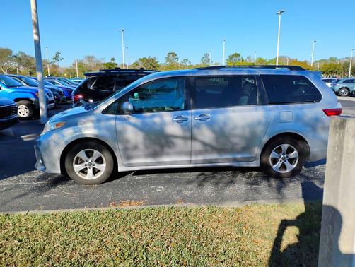 2018 Toyota Sienna LE