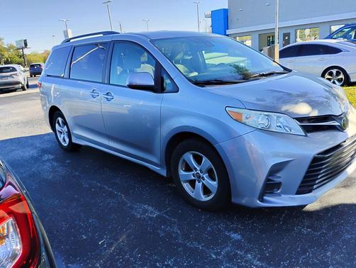2018 Toyota Sienna LE