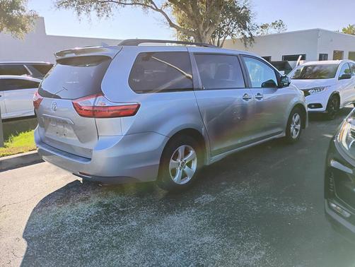 2018 Toyota Sienna LE