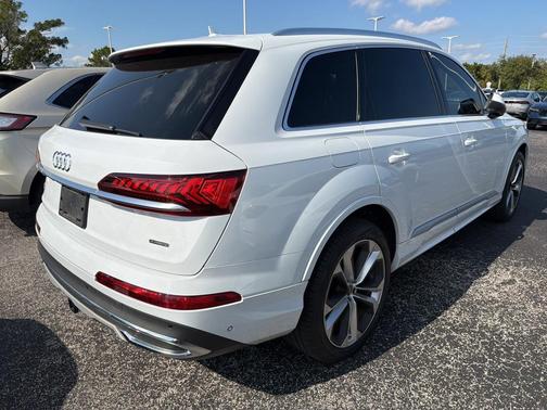 2022 Audi Q7 55 Premium Plus
