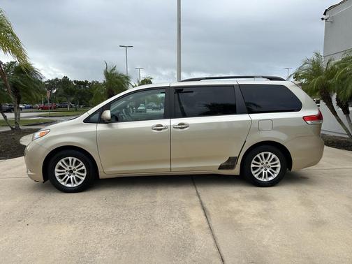 2013 Toyota Sienna XLE