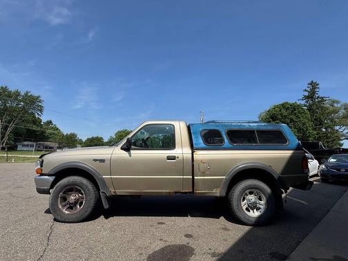 Harvest Gold Clearcoat Metallic 2000 Ford Ranger XL