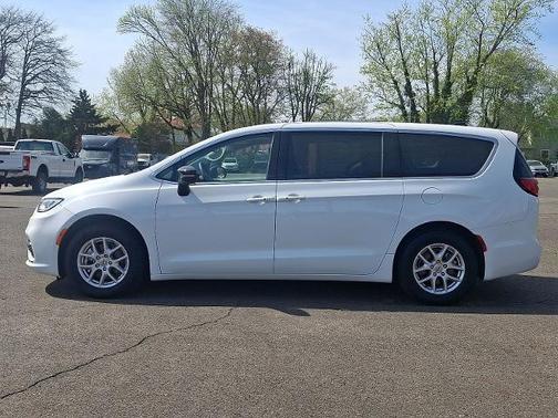 Bright White Clearcoat 2024 Chrysler Pacifica TOURING L