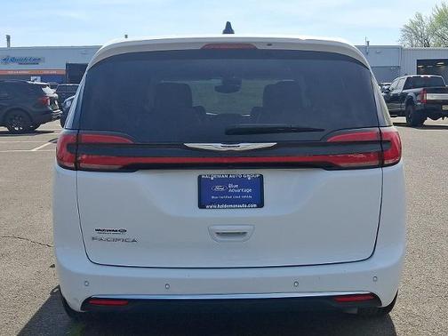 Bright White Clearcoat 2024 Chrysler Pacifica TOURING L