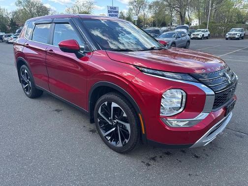 Diamond Red 2024 Mitsubishi Outlander SE