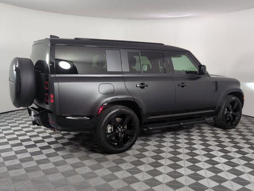 2025 Land Rover Defender 130 P400 X-Dynamic SE