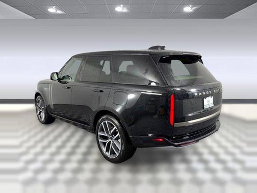 2026 Land Rover Range Rover P550e SE