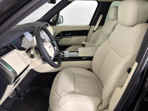 2026 Land Rover Range Rover P550e SE