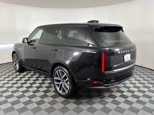 2026 Land Rover Range Rover P550e SE