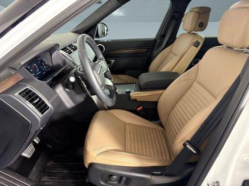 2024 Land Rover Discovery P300 Dynamic SE