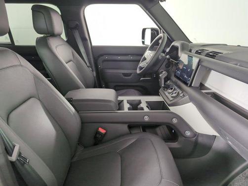 2025 Land Rover Defender 130 P400 X-Dynamic SE