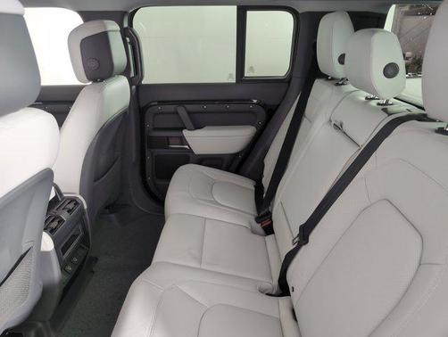 2025 Land Rover Defender 110 P400 X-Dynamic SE