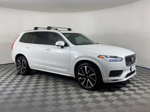 2022 Volvo XC90 T6 Momentum