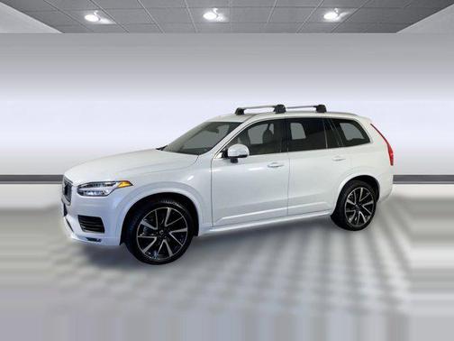 2022 Volvo XC90 T6 Momentum