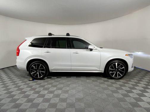 2022 Volvo XC90 T6 Momentum