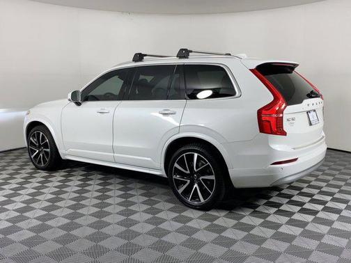 2022 Volvo XC90 T6 Momentum