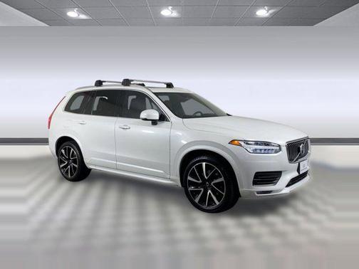 2022 Volvo XC90 T6 Momentum