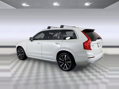 2022 Volvo XC90 T6 Momentum