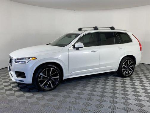 2022 Volvo XC90 T6 Momentum