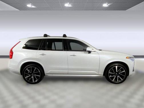 2022 Volvo XC90 T6 Momentum