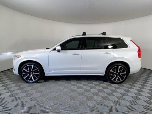 2022 Volvo XC90 T6 Momentum