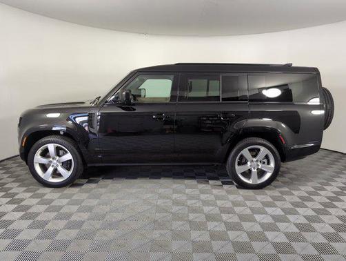 2025 Land Rover Defender 130 P400 X-Dynamic SE