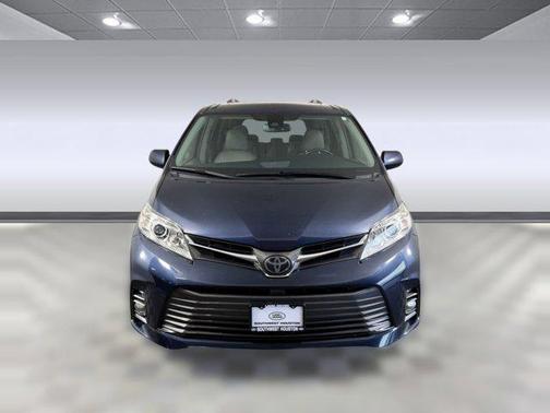 Parisian Night Pearl 2019 Toyota Sienna XLE