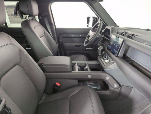 2025 Land Rover Defender 110 P400 X-Dynamic SE