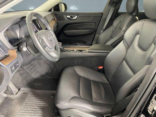 2021 Volvo XC60 T5 Momentum