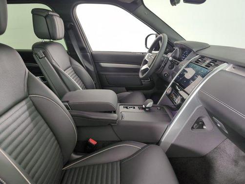 2024 Land Rover Discovery P300 Dynamic SE