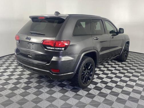 Photo 2 of 27 of 2018 Jeep Grand Cherokee Altitude