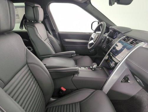 2025 Land Rover Discovery P300 Dynamic SE