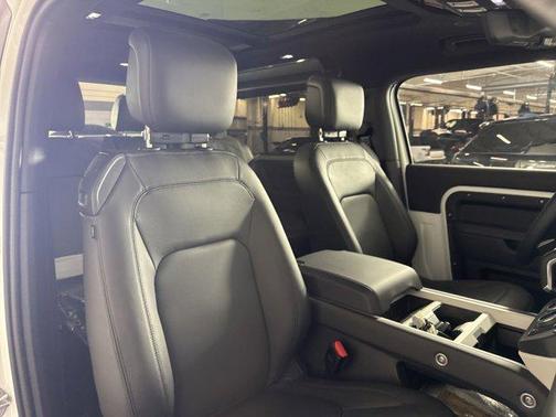 2025 Land Rover Defender 90 P400 X-Dynamic SE