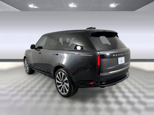 Carpathian Grey Premium Metallic 2026 Land Rover Range Rover P400 SE