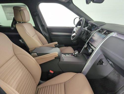 2025 Land Rover Discovery P300 Dynamic SE