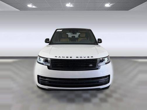 Ostuni Pearl White Premium Metallic 2026 Land Rover Range Rover P550e SE
