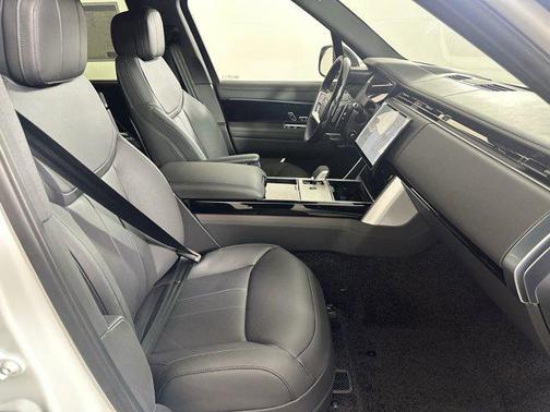 2025 Land Rover Range Rover P400 SE 7 Seat