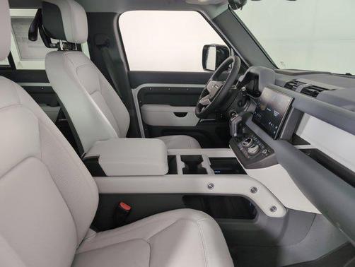 2025 Land Rover Defender 110 P400 X-Dynamic SE