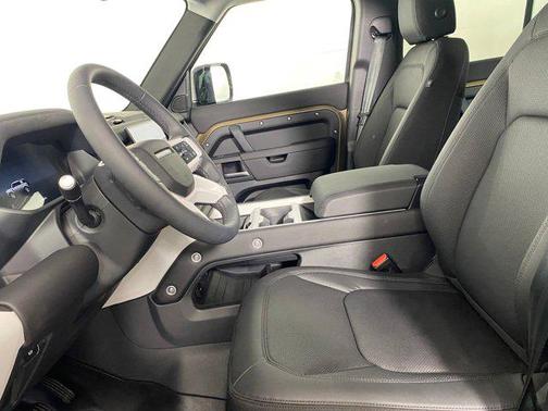 2025 Land Rover Defender 110 P300