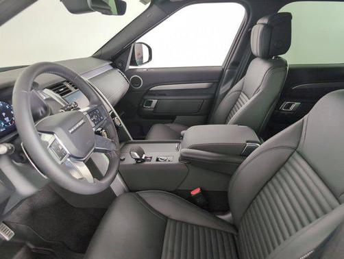 2025 Land Rover Discovery P300 Dynamic SE
