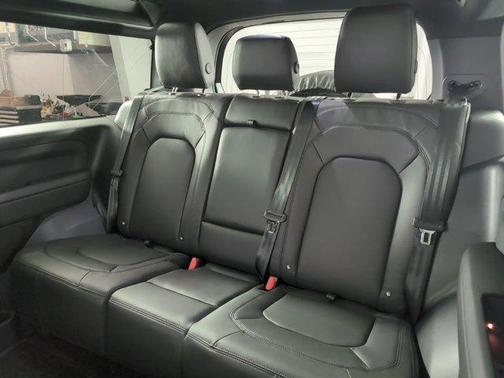 2025 Land Rover Defender 90 P400 X-Dynamic SE