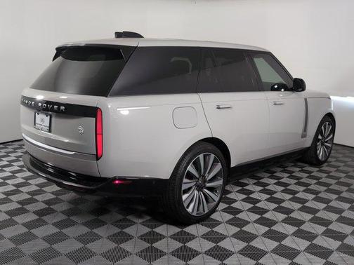 2025 Land Rover Range Rover P615 SV